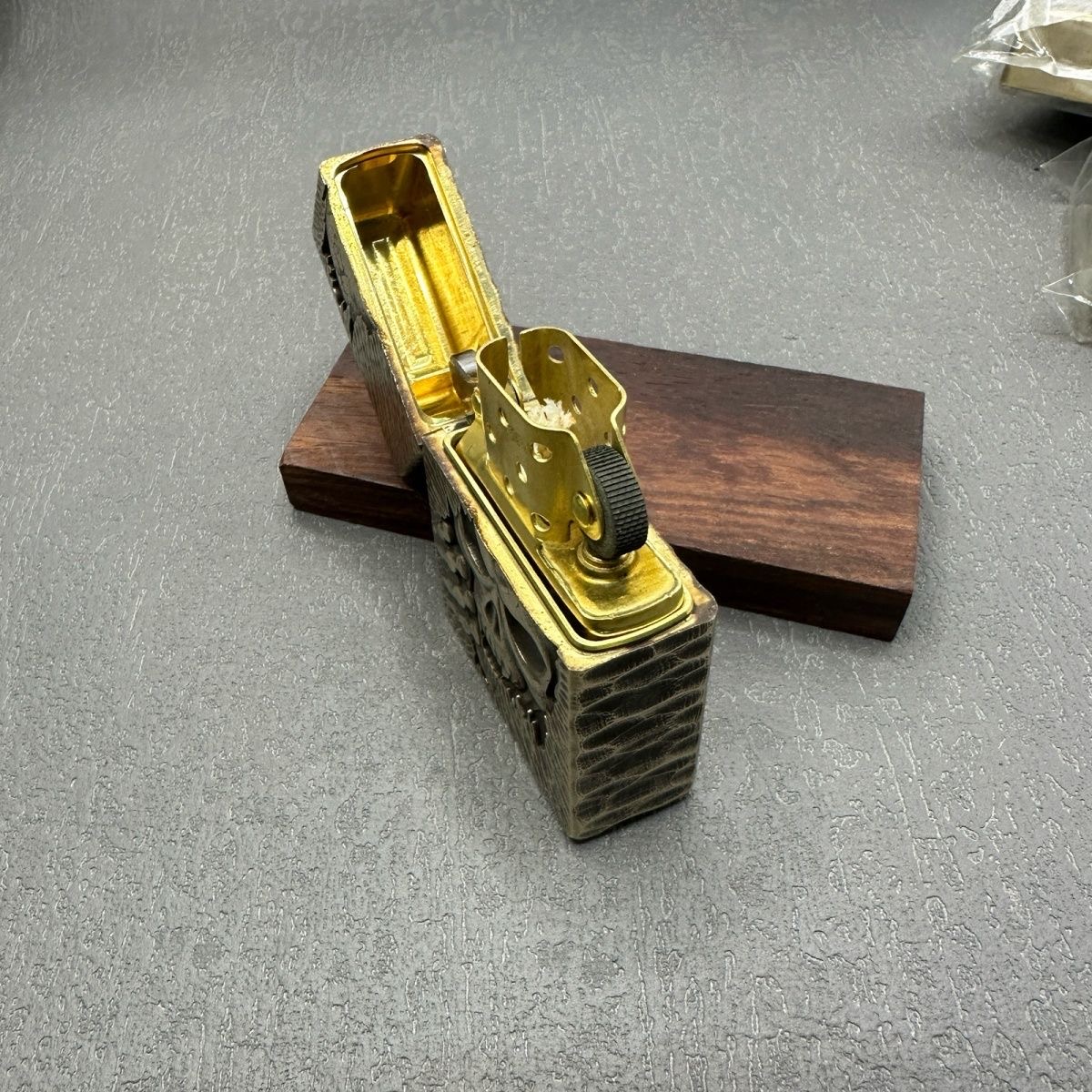 Vintage Collectible Lighters - Pemantik Kerosin Kuningan Berlapis Baja Zorro